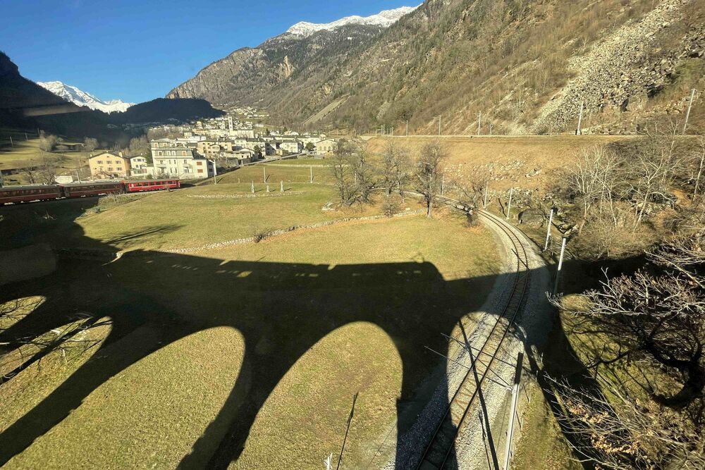 In den Alpen und auf der Alpensüdseite gab es bis am 16. Januar viel Sonnenschein. Im Bild Brusio GR am 13. Januar bei sehr warmem Frühlingswetter. (Fotos: Andreas Walker)